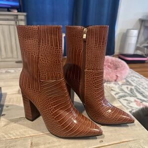 Chic Crocodile-Embossed Heeled Boots